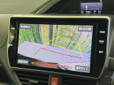 【バックカメラ】駐車時に後方がリアルタイム映像で確認できます。大型商業施設や立体駐車場での駐車時や、夜間のバック時に大活躍!運転スキルに関わらず、今や必須となった装備のひとつです!