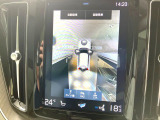 【360&deg;ビューカメラ】4台の高解像度カメラで360度の鳥瞰図を表示。隣の車や壁、死角にある障害物などを画面で確認できるため、狭いスペースでの駐車・出入りも安心です。