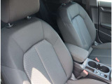 Audi正規ディーラーが高品質をお約束。高度な訓練・教育を受けたAudi専任メカニックが、100項目にもおよぶ精密な点検を実施いたします。すべてをクリアしたAudi車だけが、あなたのお手元に届けられるのです。