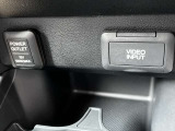 VIDEOインプットとバワーアウトレットが装備されています。