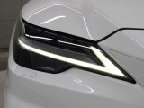 LEDヘッドランプにはアダプティブハイビームシステム「AHS」を採用。光検出カメラで車両検出をし、先行車や対向車に直接ハイビームを当てないように部分遮光します。