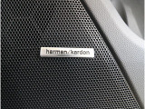 ハーマンカードン搭載モデルは、広々とした車内空間で豊かなサウンド体験を提供する、クリアで迫力あるオーディオシステムが魅力的です。車内に居ながらまるでライブ会場にいるような臨場感を味わえます。