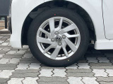 純正アルミホイール。タイヤサイズは155/65R14です。
