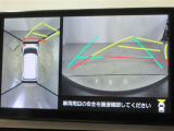 パノラミックビューモニター付きです。車両を上から見たような映像をディスプレイオーディオ画面に表示。運転席からの目視だけでは見にくい、車両周辺の状況をリアルタイムでしっかり確認できます。