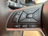 ステアリングスイッチ付きのハンドル!運転に支障をきたすことなくナビ操作が可能です!!