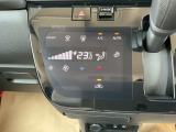 タブレット端末のようなタッチパネル式のオートエアコン採用。凹凸のない滑らかな表面で操作感を高めています。