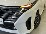 前方や対向車部分だけ切り分けてハイビームになるアダプティブLEDヘッドライトです。