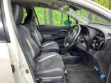 運転席まわりには十分なスペースがあり、大柄な方でもゆったり運転していただける環境です。