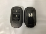 スマートキーを装備しています。鍵を差し込むことなくドアロックの開け閉めと、スタートボタン操作でのエンジンスタートができます。スペアキーも同じものを用意しております。
