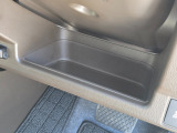 運転席まわりに便利な収納スペースを装備。スマートフォンや小物類の一時置きにちょうど良いサイズ感です。