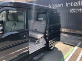 左側電動スライドドアにはオートステップで乗り降りもラク〜に