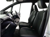 高いホールド性で運転姿勢が安定します。長距離ドライブでも疲れにくいのが魅力です。快適なドライビングライフをお送りください♪