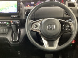 【ハンドル】運転にかかわる様々な操作を安全に行えるように視点移動が少なく操作性に配慮されたスイッチ類が凝縮されたコックピットです。