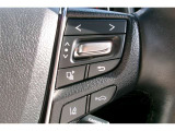 ステアリングスイッチ付き。前方から目を離すことなく、情報操作系や運転支援系を操作できます。
