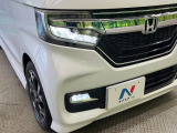 【LEDヘッドライト】悪天候や夜間走行時も良好な視界を確保し安心して運転できる高輝度LEDヘッドライトを装備!点灯速度が早く、消費電力も抑えられています。