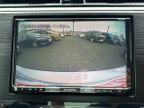【バックモニター】後方の障害物や歩行者を確認できるバックモニター。狭い駐車場や混雑した場所でも安心して車を操作できます。