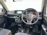 運転席まわりです。 各操作スイッチは使いやすい位置に配置されてます。