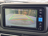 【バックカメラ】駐車時に後方がリアルタイム映像で確認できます。大型商業施設や立体駐車場での駐車時や、夜間のバック時に大活躍!運転スキルに関わらず、今や必須となった装備のひとつです!