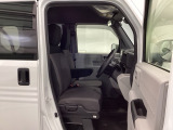 フィット感のあるシート。しっかりと支えてくれるので、長時間の運転を快適にサポートしてくれます。