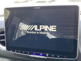 車内を彩る、ALPINEのオープニング画面。起動するたびに高揚感を高めてくれる、上質なナビゲーションです。