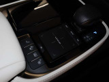 手元でナビゲーションなどの操作を可能にする「リモートタッチ」は、運転姿勢の変化を抑制し、スムーズな操作が可能です。