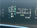 【BSM】リアバンパーに設置した準ミリ波レーダーで、隣(左右)のレーンや後方からの接近距離を検知して、車線変更により衝突の危険性がある場合には、インジケーターや警報でドライバーに注意を促します。