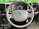 インテリアに合わせたデザインのステアリングは、運転される方のことも考え、運転しやすい形状、大きさです。是非一度、実際に触ってお確かめください。