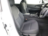 ホールド性も高く、ゆったりと座れる運転席で快適にドライブを楽しめます