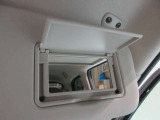 運転席側と助手席側にバニティミラーついていますちょっとした身だしなみが確認できます。