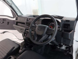 見通しのよいすっきりとした視界で、誰でも運転しやすいです。運転のしやすさは疲れにくさにも繋がりますよ♪