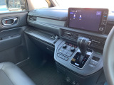 助手席周辺はこのようになっております。運転手だけでなく助手席に一緒に乗られる方も広々と快適にお乗り頂けるような設計です!各種装備を次の写真からご案内いたしますのでご覧ください。