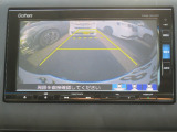 ギヤをRに入れるとナビの画面に後ろの映像が映るリヤカメラ付!後退時の安全確認やコンディションの悪い視界でもカラーバックモニターがドライバーをサポート☆☆☆