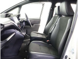 シックな色使いの運転席周りですね。すっきりとしたデザインで上品な色使いです。居心地の良い運転席長く座ってられるリラックスできるデザインがいいですね。