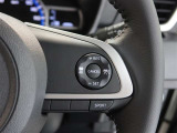 アダプティブクルーズコントロール機能付きです。走行中に先行車の様子を検知しながら、設定した車速の範囲内で先行車との距離のキープを支援します。詳細は販売店スタッフまでおたずねください。