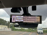 後方視界をクリアに映し出してくれるスマートルームミラー。