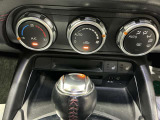 オートエアコンなので温度だけあわせていれば、室内は快適温度に!運転席・助手席シートヒーター付きです。