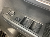 ハンドルの右側に電動格納付きパワーミラーの操作スイッチがついています。左右のサイドミラーの角度調節も微調整ができて便利です。パワーウインドウは運転席でドア4枚とも上下の操作ができるようになっています。