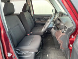運転席まわりには十分なスペースがあり、大柄な方でもゆったり運転していただける環境です。