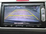 バックカメラの画像です。ガイドラインがスムースな車庫入れをサポートいたします。車庫入れの安心感がアップしますね。
