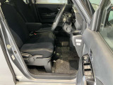 運転席、助手席です。座面も広くゆったりと座れてアームレストも付いているので重宝します。