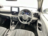 運転席まわりです。 各操作スイッチは使いやすい位置に配置されてます。