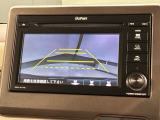 リバースギアに入れるだけで後方の表示へ切り替わります。夜間や雨の日の駐車も楽になりますよ。
