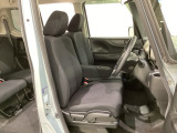女性でも運転がしやすいように、シートの高さ調整機能(シートリフター)がついています。運転席と助手席の間が空いている為、助手席側への移動がスムーズです。交通量の多い道でも助手席側から乗り降りができます。