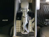 シンプルでとても使いやすいフロアシフトです。