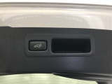 【パワーバックドア】運転席及びバックドアのスイッチ、または電子キーの操作で、バックドアの開閉や一時停止が行えます。用途に合わせて、全開時の停止位置を自由に設定することも可能です。