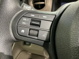 ステアリングにオーディオ操作スイッチが付いています。オーディオ画面に直接タッチしなくても操作が出来ますので、運転に集中できます。