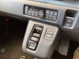 ワンアクションでスムーズな運転を支援する、エレクトリックギアセレクターに、パーキングブレーキは、電子制御パーキングブレーキです。