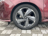 純正アルミホイール。タイヤサイズは205/50R17です。