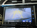 バックカメラの画像です。ガイドラインがスムースな車庫入れをサポートいたします。車庫入れの安心感がアップしますね。