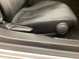 運転席にはドライバーの体型や好みに応じて前後方向だけでなく、高さの調整ができるシートリフターを装備!